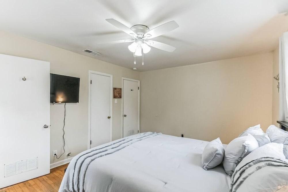 Cozy Family Retreat With Spacious Yard 2 Bedroom Home by RedAwning