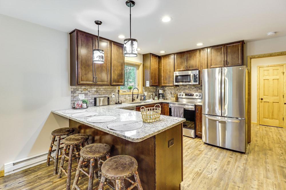 Forest Views & Hot Tub: Poconos Cozy Cabin