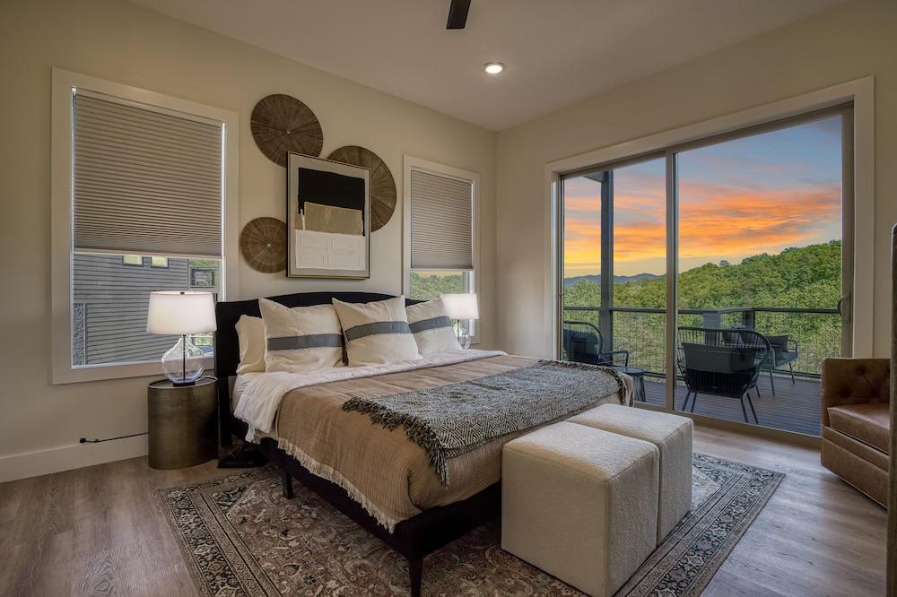 Panoramic Paradise 4 Bedroom Cabin by RedAwning