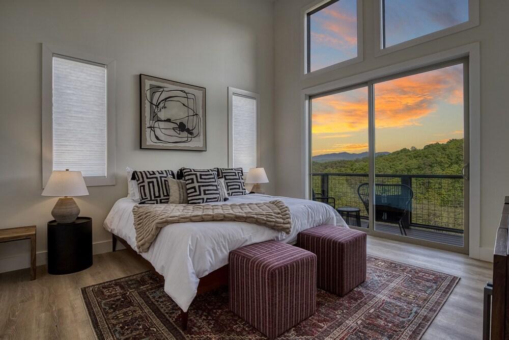 Panoramic Paradise 4 Bedroom Cabin by RedAwning