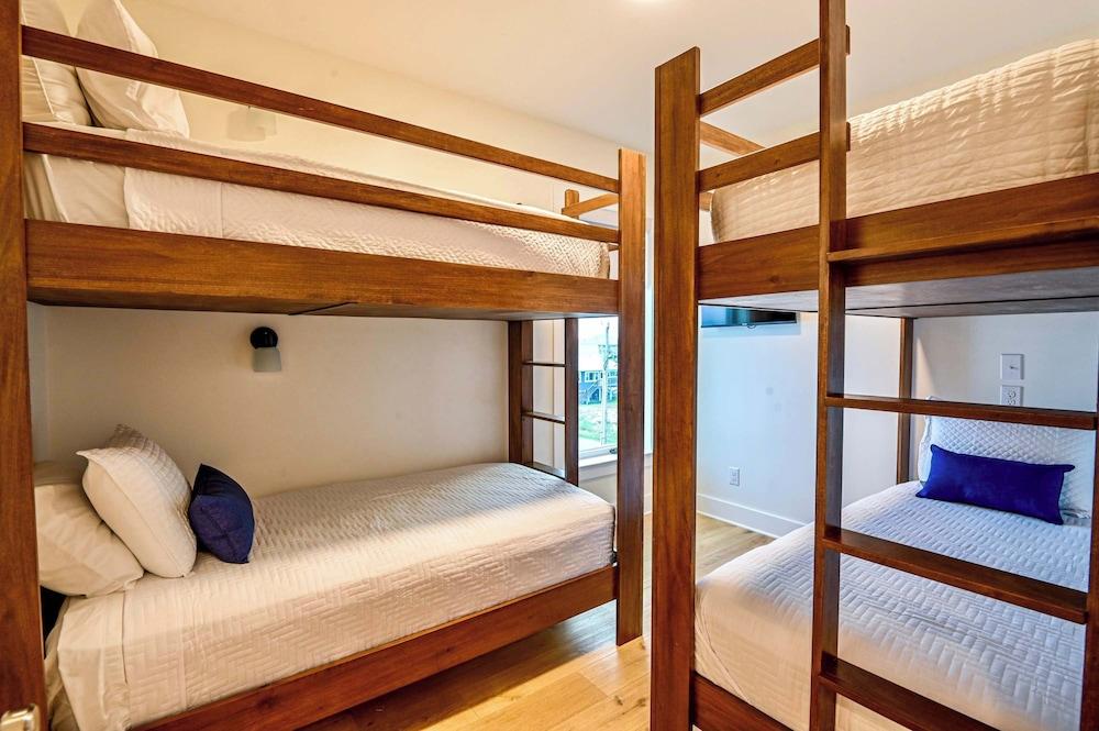 Beachview Villa Room for 22!