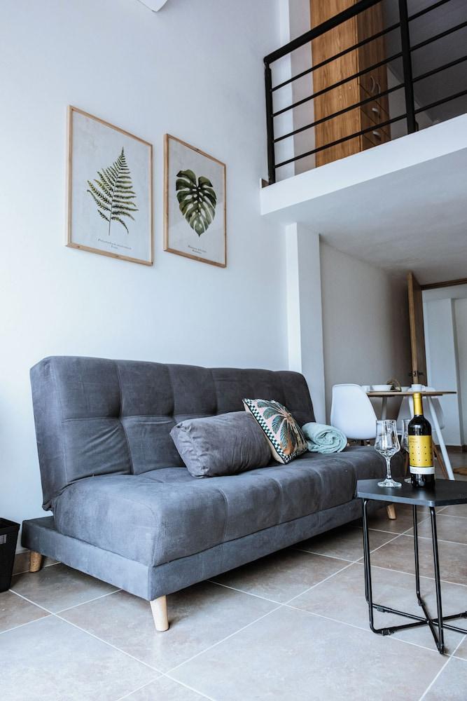 Central Suites by H&R