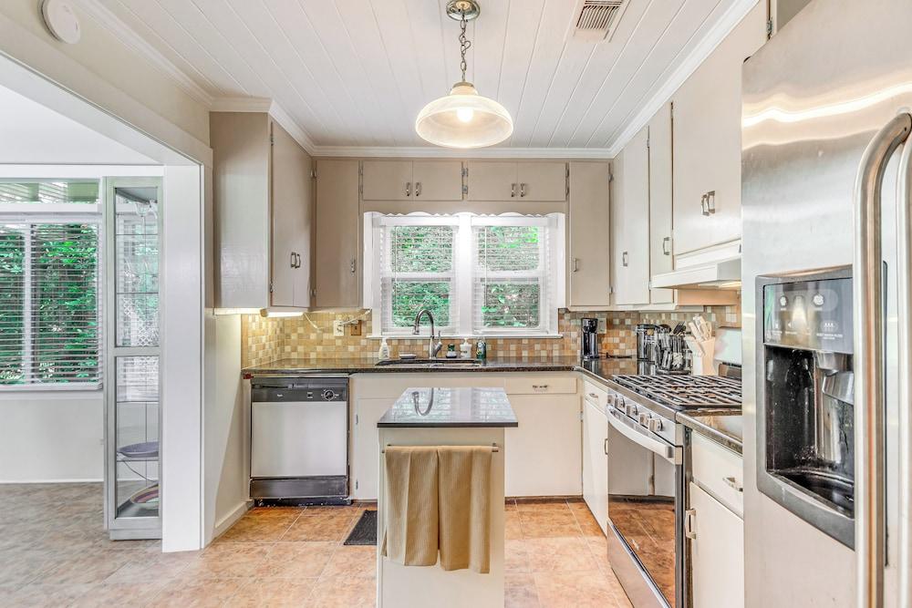 Charming Fairhope Home ~ 2 Mi to North Beach Park!