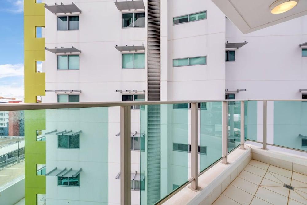 Skytower Wonder Oceanview Balcony - Pool - Office