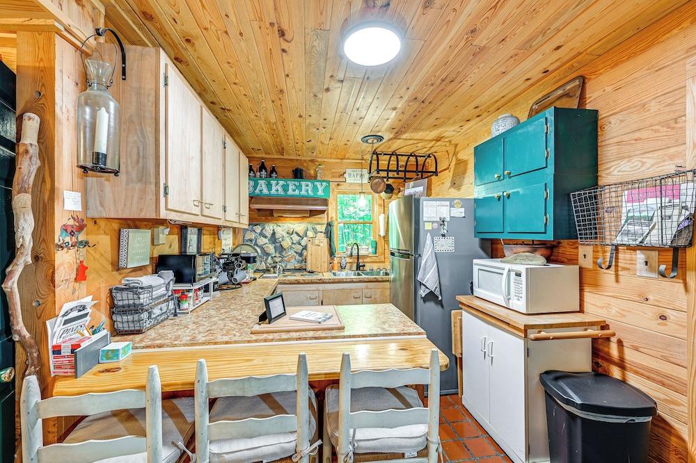 Patio & Fire Pit: Charming Cabin in Roaring Gap!