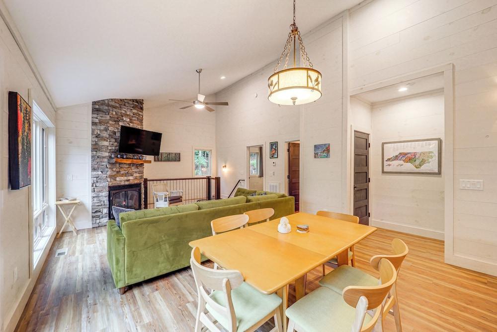 Pet-friendly West Jefferson Home w/ River View!