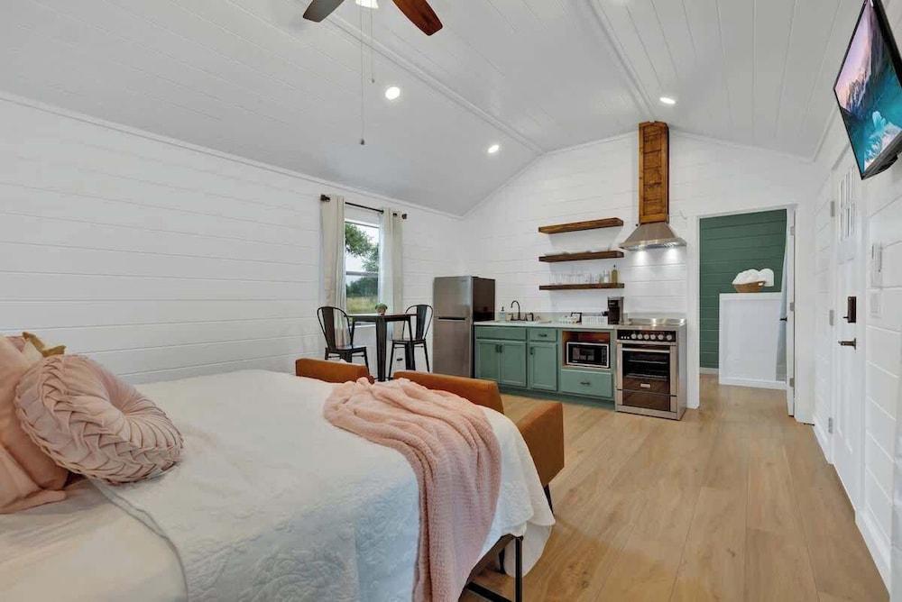 Cates Cottage in the Hill Country 8 Mins to Fred!