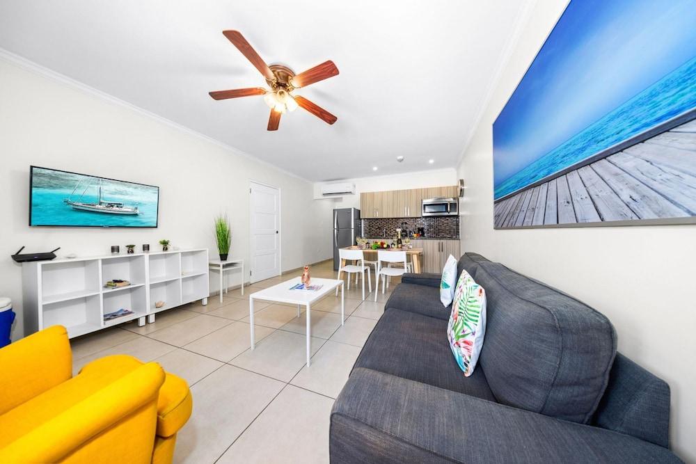 Cozy Bliss Condo w Pool Steps From Eagle Beach