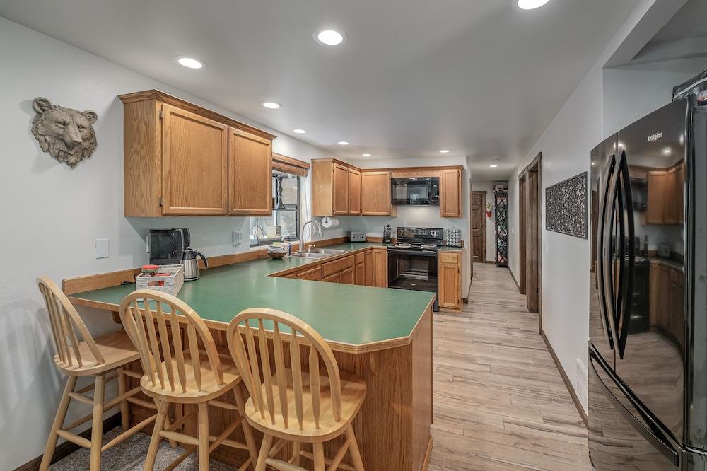 Alpine Getaway 2 Bedroom Home by RedAwning