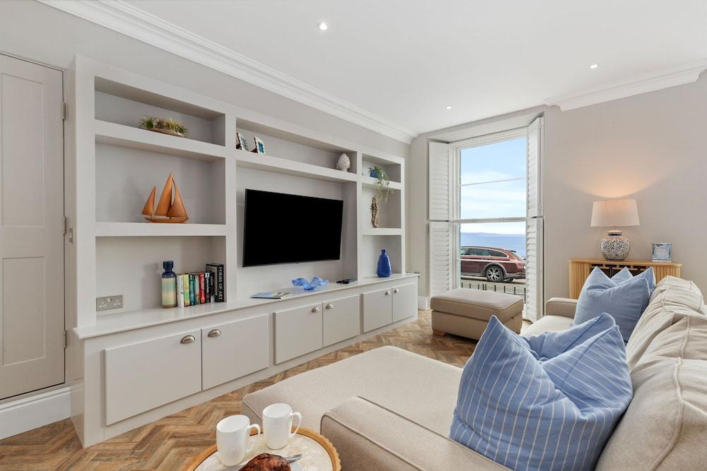 3 Croft House - Beach Front Sea Views Parking