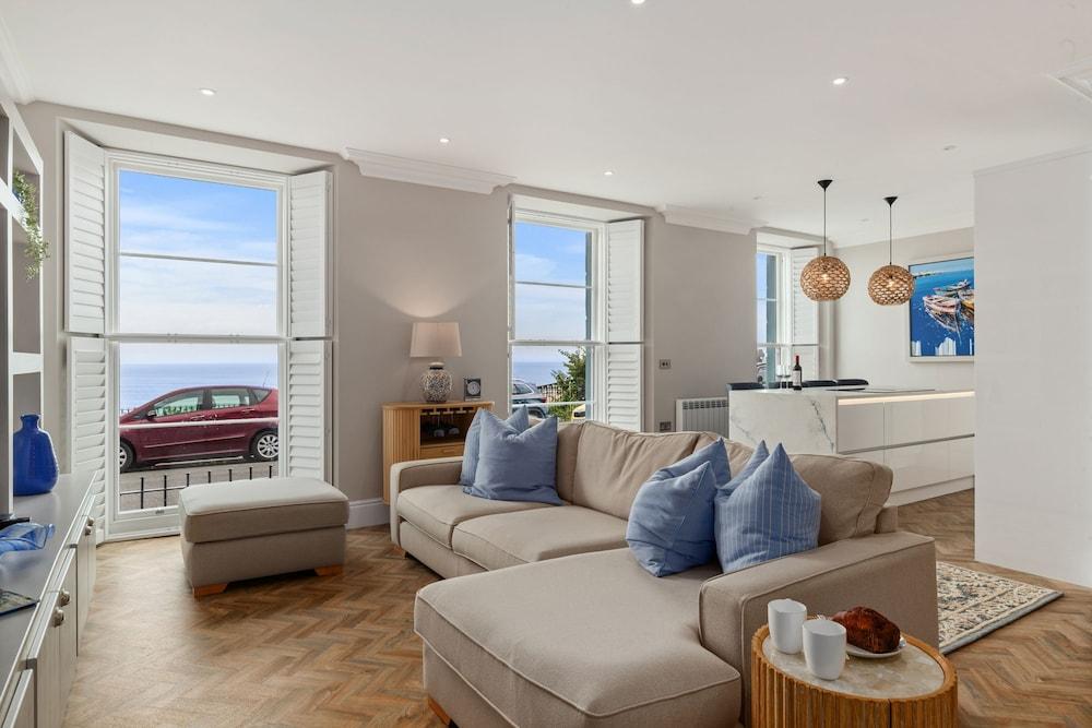 3 Croft House - Beach Front Sea Views Parking