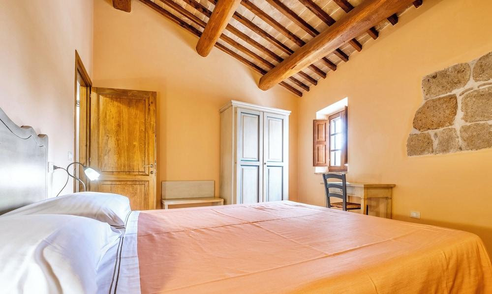 Residence with thermal pools in Sorano