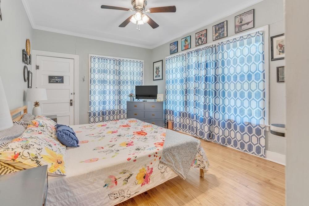 Bright & Fun 3br Cozy Nook 3 Bedroom Home by RedAwning