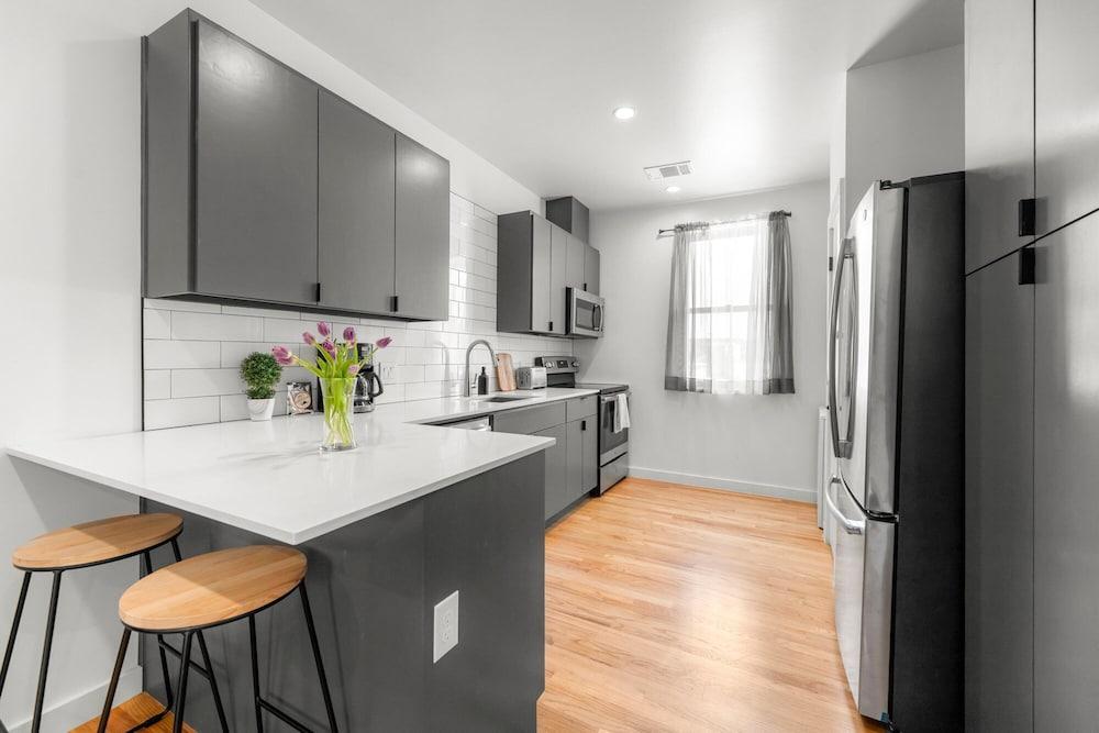 East Austin Condo - 2 Bedrooms & Parking