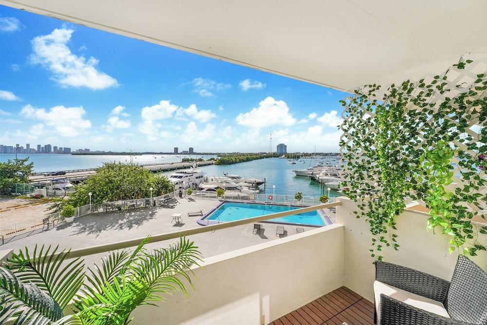 Stunning Studio Bay Views & Parking