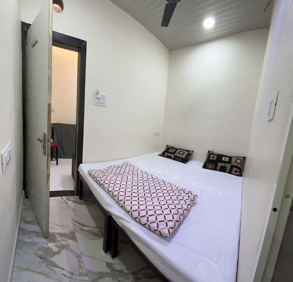 Goroomgo Hotel Winter Ujjain