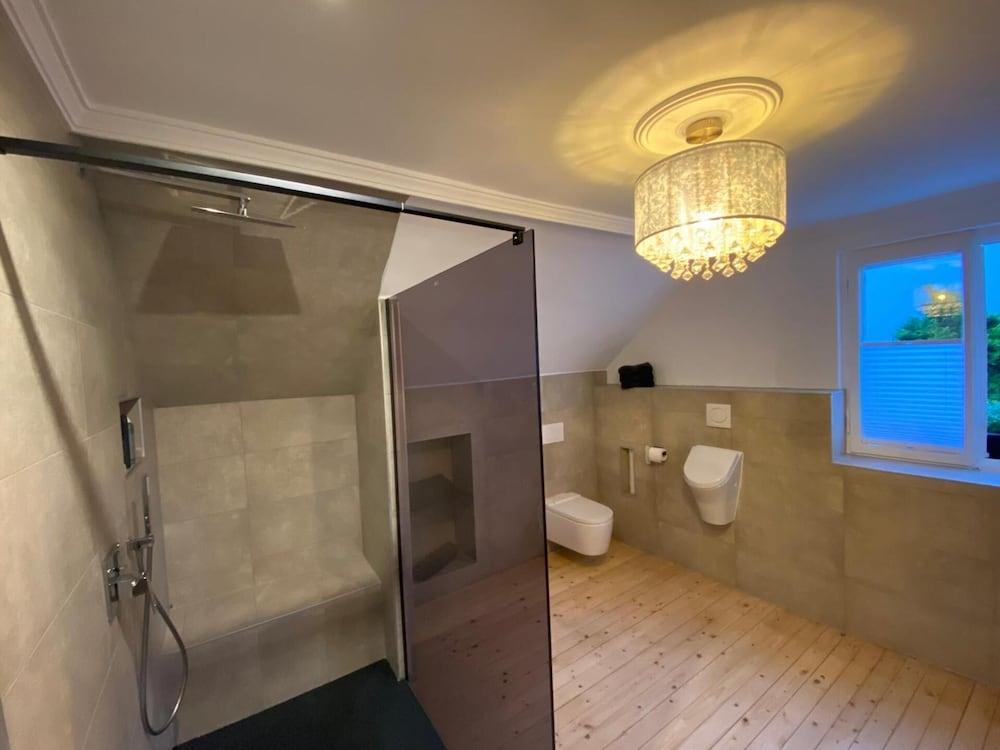 3 Bed Cottage - Sleeps 6 - Parking - Wifi