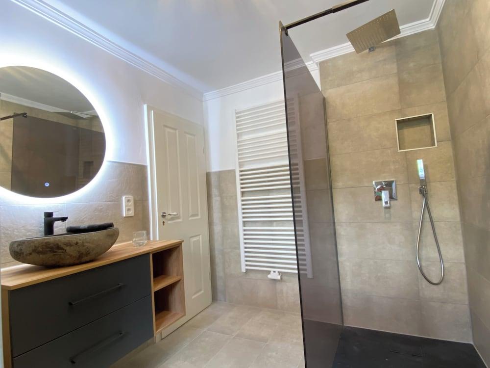 3 Bed Cottage - Sleeps 6 - Parking - Wifi