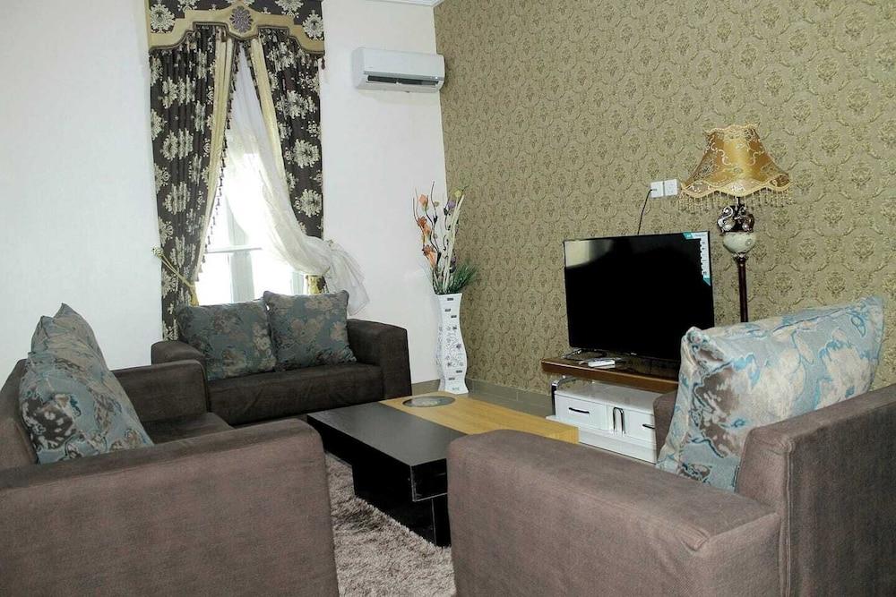 G- throne Hotel and Suites