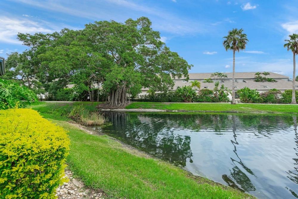 Siesta Bayside Pretty Fountain View