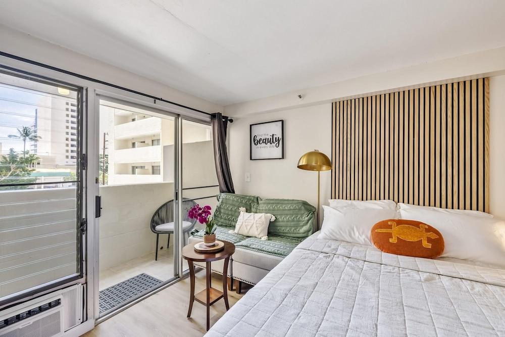 Bright Cozy Condo Unit With Balcony