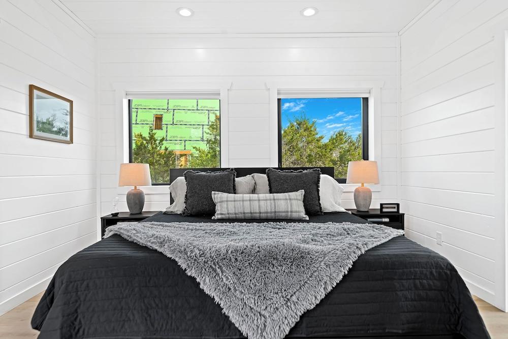 HERA Treehouse Fredericksburg