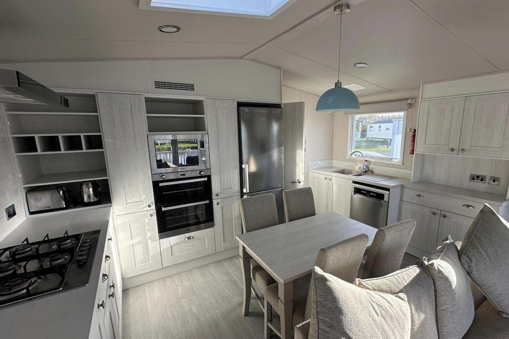 Mablethorpe Lakeside Caravan With Decking & Wi-fi!
