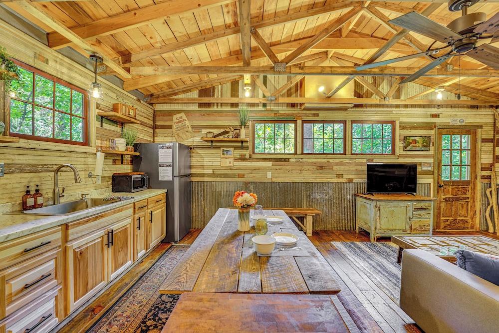 Unique Eureka Springs Cabin: Deck & Forest Views!