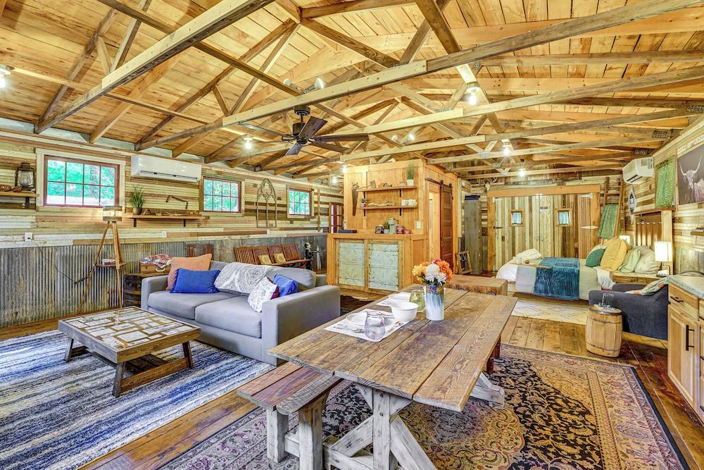 Unique Eureka Springs Cabin: Deck & Forest Views!