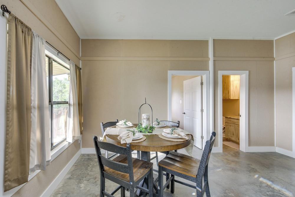 Quiet Lake Gladewater Getaway w/ Dock & Kayaks!