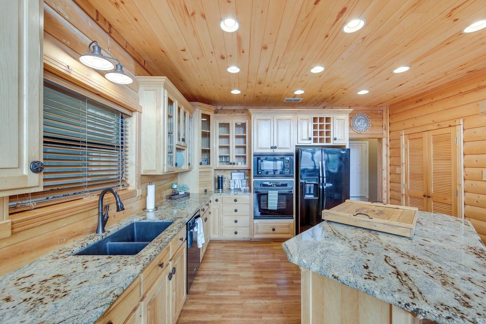 Lakefront Gladewater Retreat w/ Dock + Hot Tub!