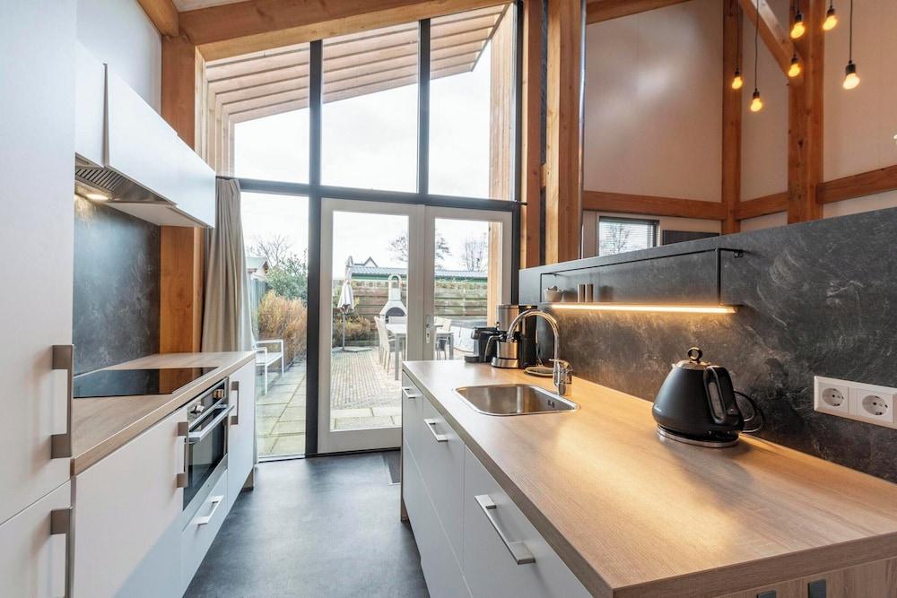 Villa Near Sint Maartenszee Beach With Jacuzzi