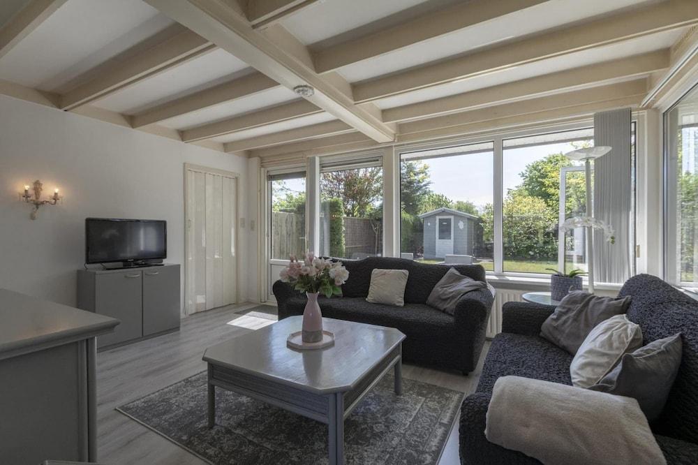 Welcoming Bungalow With Garden