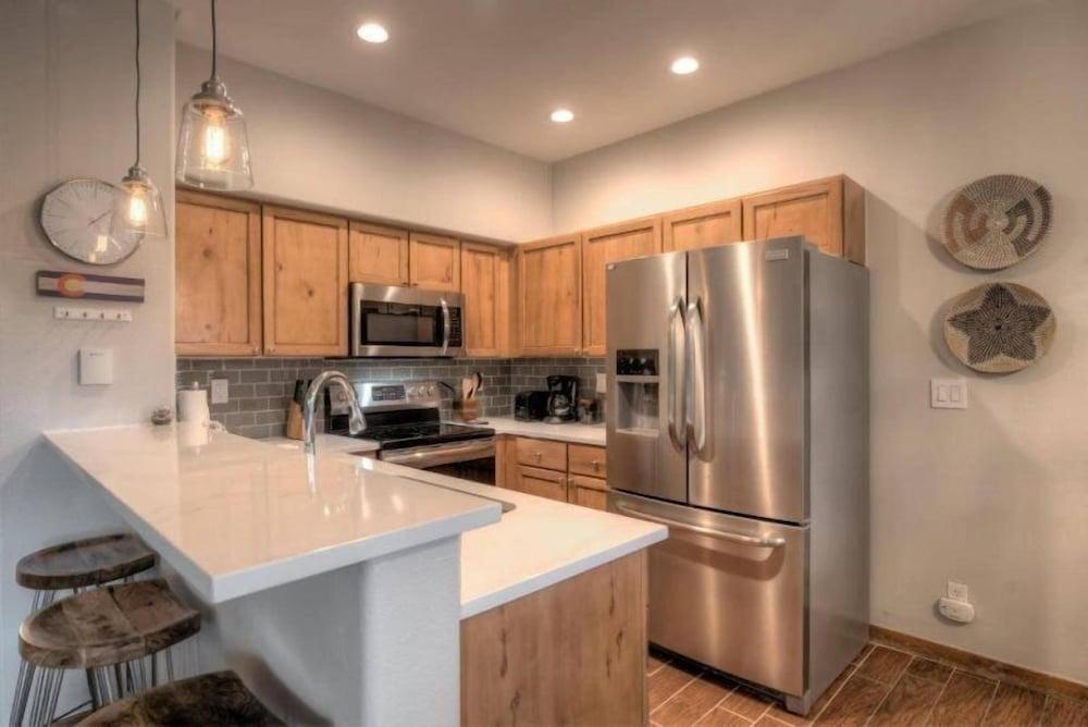 Snowflake Lift Neighborhood - 3 Bedroom Condo - 1 Block to Lift!