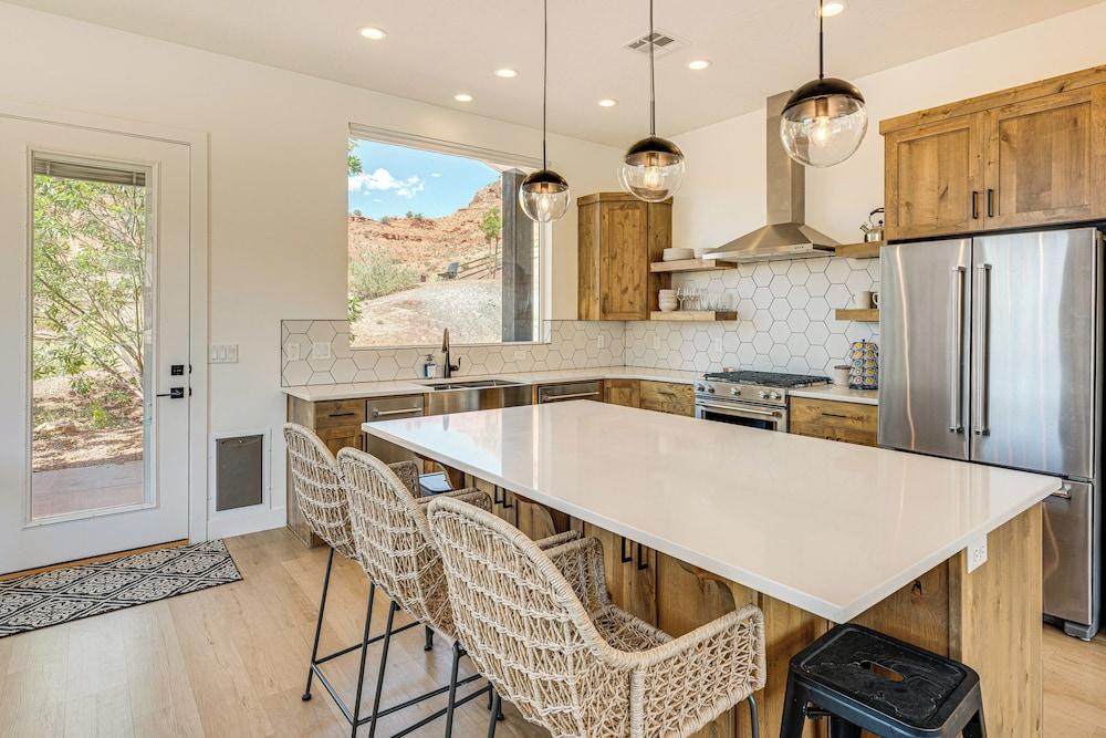 Gorgeous Kanab Home: Canyon Views & Pool Access!