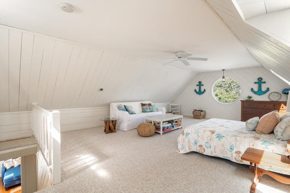 Immaculate Waterfront Beach House 5 Bedroom Home by RedAwning