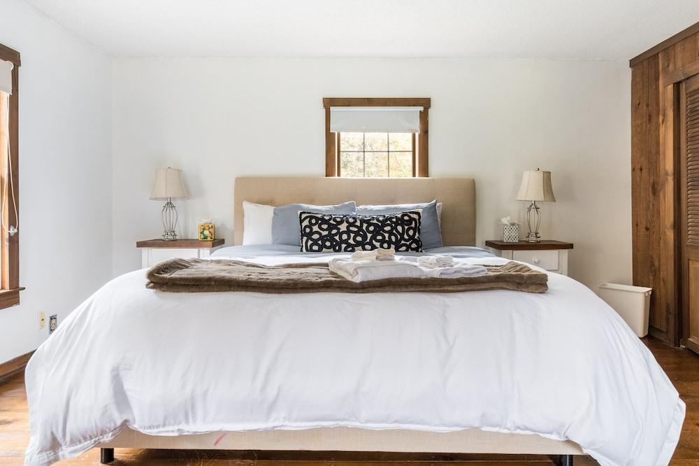 Blackwoods Old Country Home 5 Bedroom Home by RedAwning