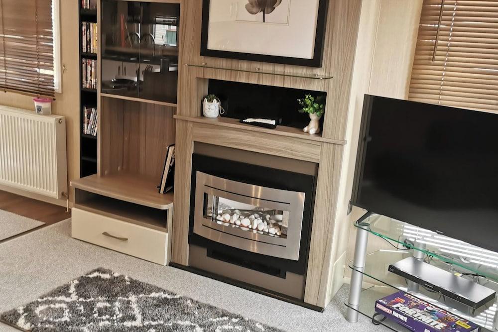 2 Bed Lodge Sleeps 6 -pets Ok -patio -free Parking