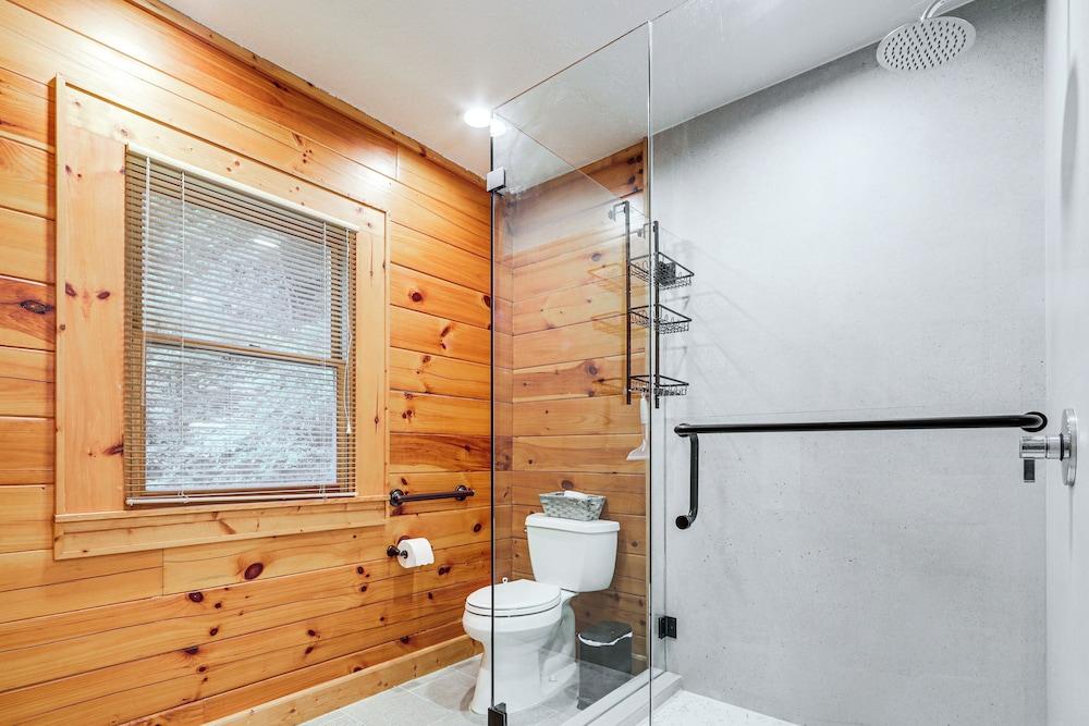 Luxe Smoky Mountains Cabin w/ Hot Tub & Views!