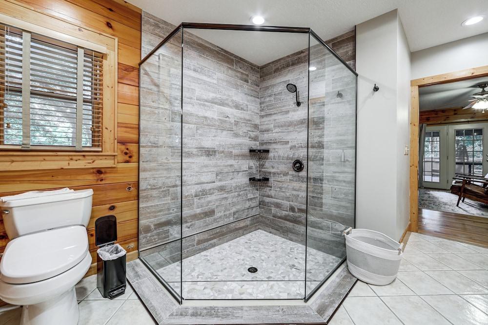 Luxe Smoky Mountains Cabin w/ Hot Tub & Views!