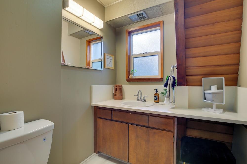 Rhododendron Family Cabin: Hot Tub & Deck!