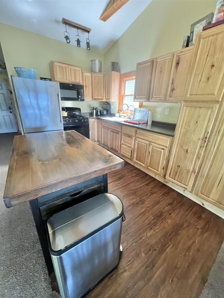 Boomfish Limit 5 2 Bedroom Cottage by RedAwning