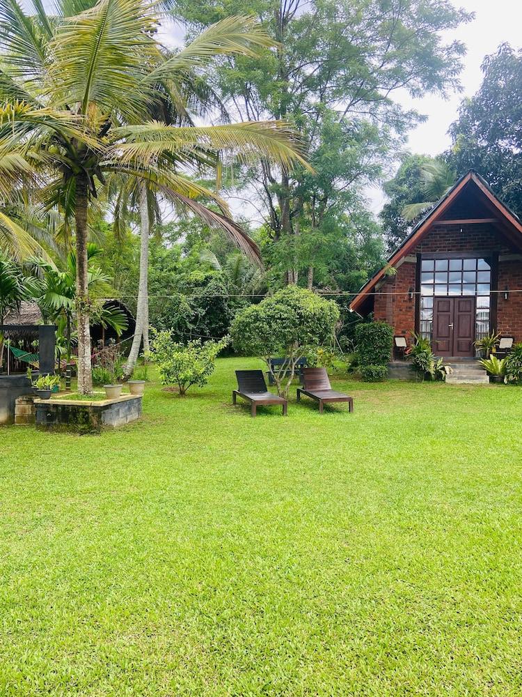 Gagees Lake View Cabana