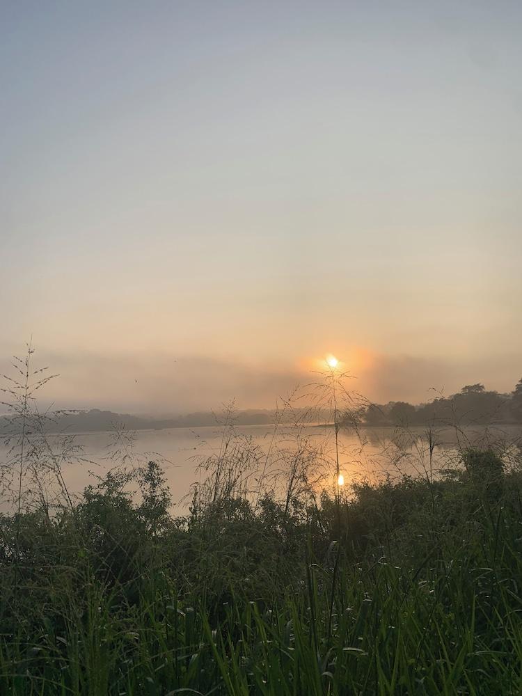 Lake Front Cottage & Restaurent