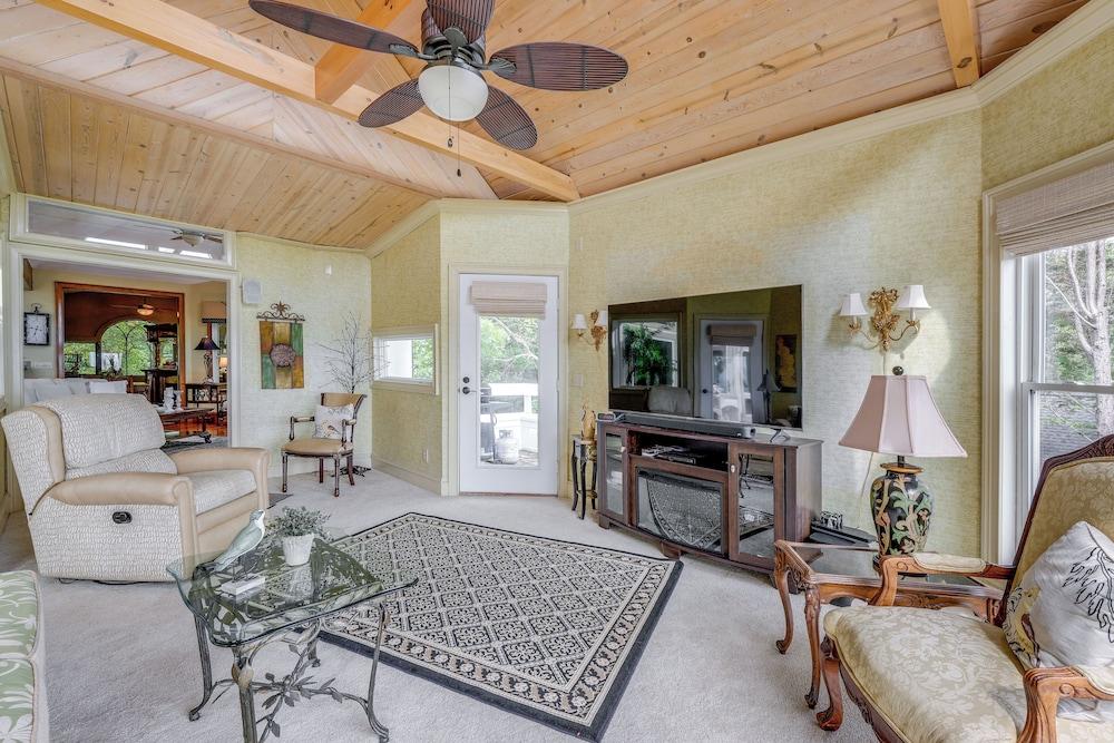 Stunning Hiawassee Hideaway w/ Impeccable Views!