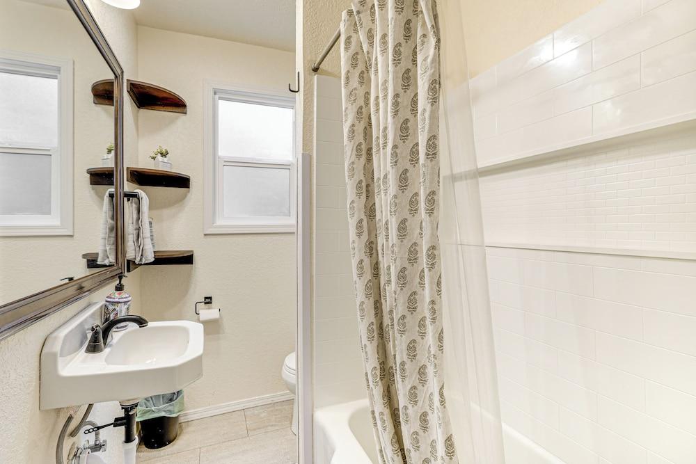 Walk to Winery: Cozy Cabin w/ Fire Pit in Murphys