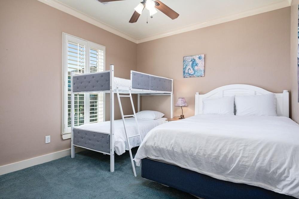 Yoho Hideout 4 Bedroom Home by RedAwning