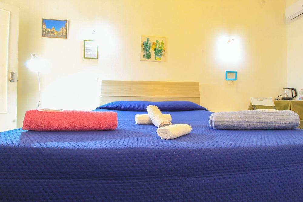 catania airport room  low cost