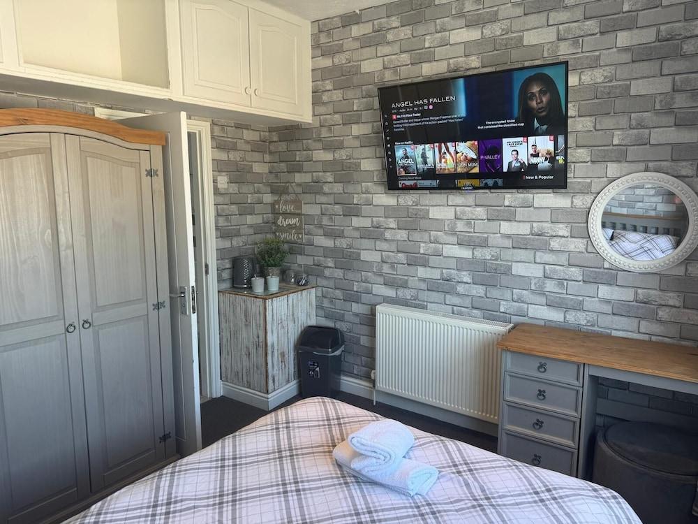 OYO Shore Surf Lodge