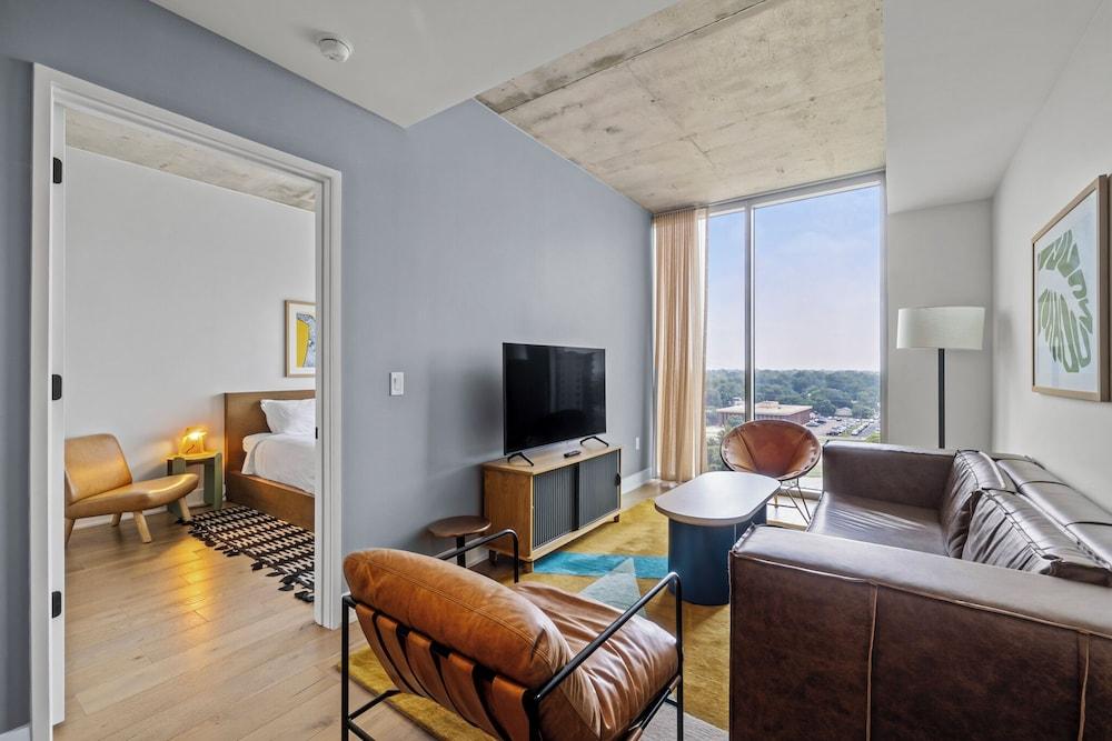 1BR Condo on Rainey St with Pool & Views